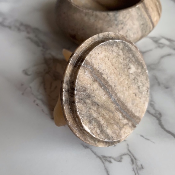 Vintage Carved Butterscotch Finial Bird Round Trinket Box - Picture 7 of 8